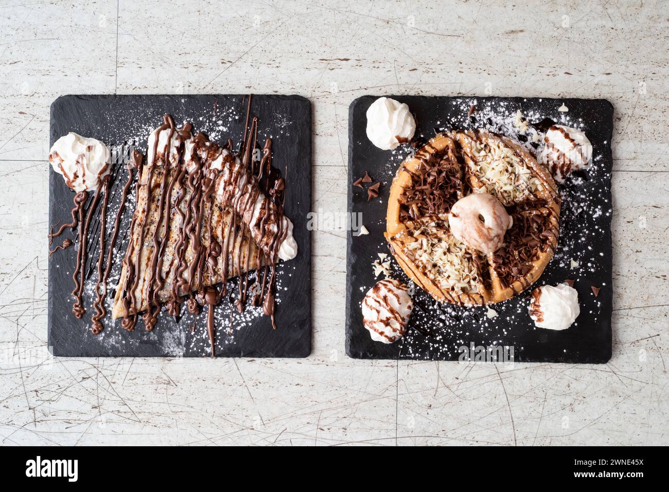 Chocoholic Waffel, Chocolate Chip Cookie Teig und ein Nutella Crepe – Dessertwahl auf Schokoladenbasis serviert mit Vanilleeis oder frischer Sahne Stockfoto