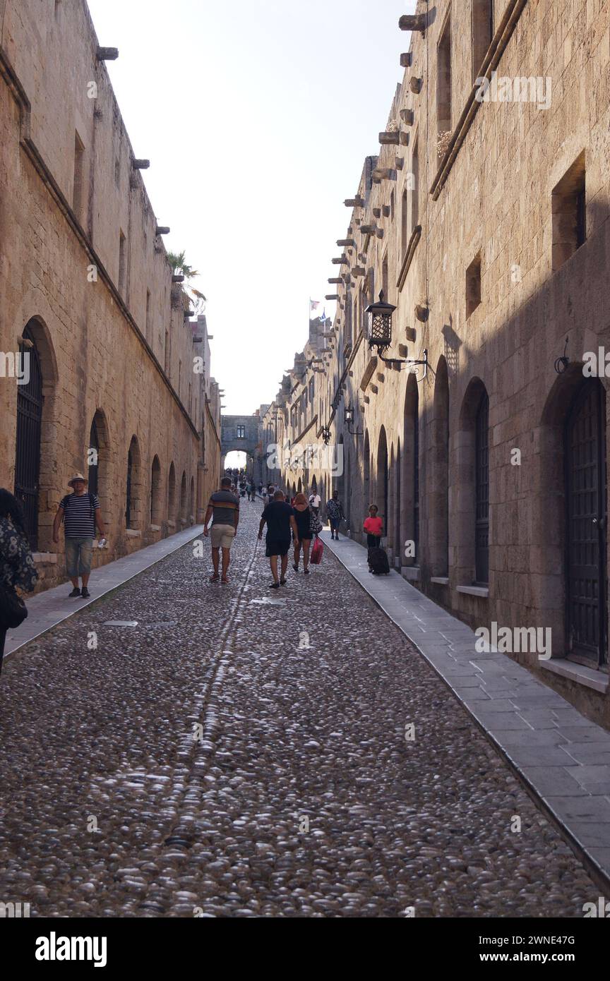 Menschen, die entlang der Ritterstraße im mittelalterlichen Zentrum der Altstadt von Rhodos in Griechenland spazieren Stockfoto