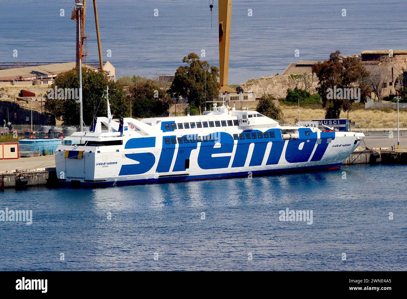 Die schnelle Passagier- und Fahrzeugfähre „Isola di Vulcano“ von Siremar liegt in Messina, Italien, mit einem großen Firmenlogo auf dem Rumpf. Stockfoto