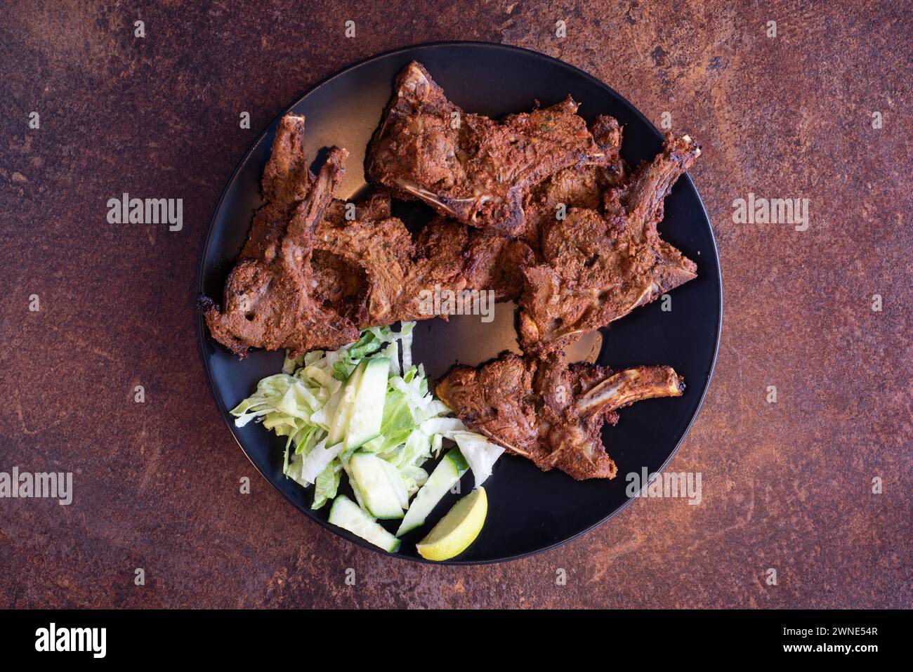 Tandoori gemischter Grill mit indischem gewürztem Huhn und Lamm, serviert mit einem Salat Stockfoto