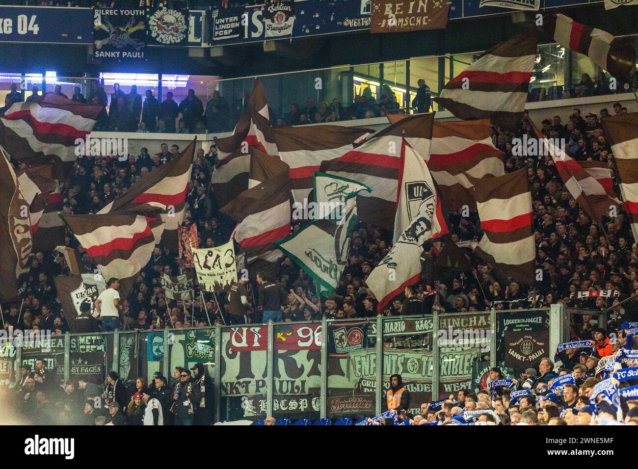 Sport, Fußball, 2. Bundesliga, 2023/2024, FC Schalke 04 gegen FC St. Pauli Hamburg 3-1, Veltins Arena Gelsenkirchen, Spaß und Begeisterung bei den Hamburger Fußballfans, Fahnenwinken, DFL-VORSCHRIFTEN VERBIETEN JEDE VERWENDUNG VON FOTOS ALS BILDSEQUENZEN UND/ODER QUASI-VIDEO Stockfoto