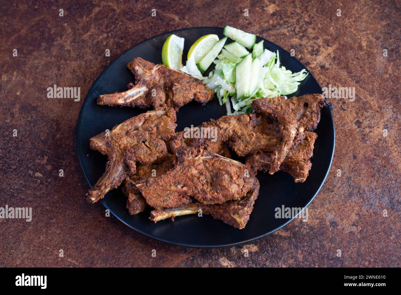 Tandoori gemischter Grill mit indischem gewürztem Huhn und Lamm, serviert mit einem Salat Stockfoto
