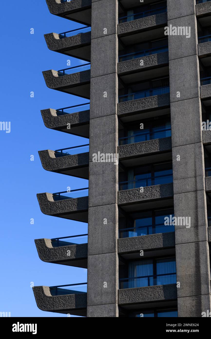 Details zu den Balkonen des Lauderdale Tower. Lauderdale ist einer der drei 42-stöckigen Turmblöcke, die Teil des Barbican Anwesens sind. Die Bar Stockfoto