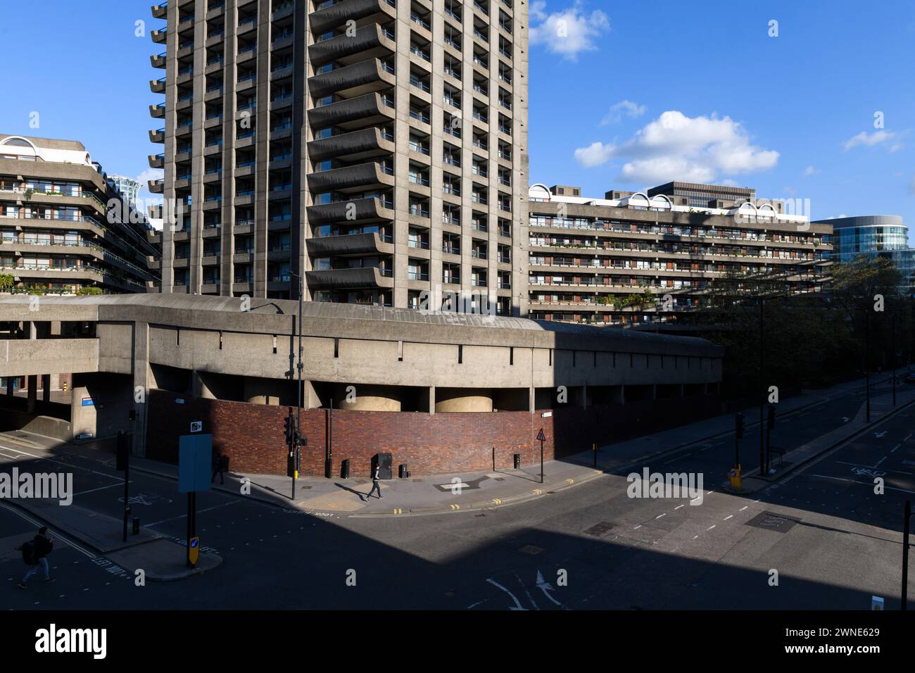 Der untere Teil des Lauderdale Tower ist einer der drei 42-stöckigen Turmblöcke, die Teil des Barbican Anwesens sind. Das Barbican Estate ist eine Nota Stockfoto