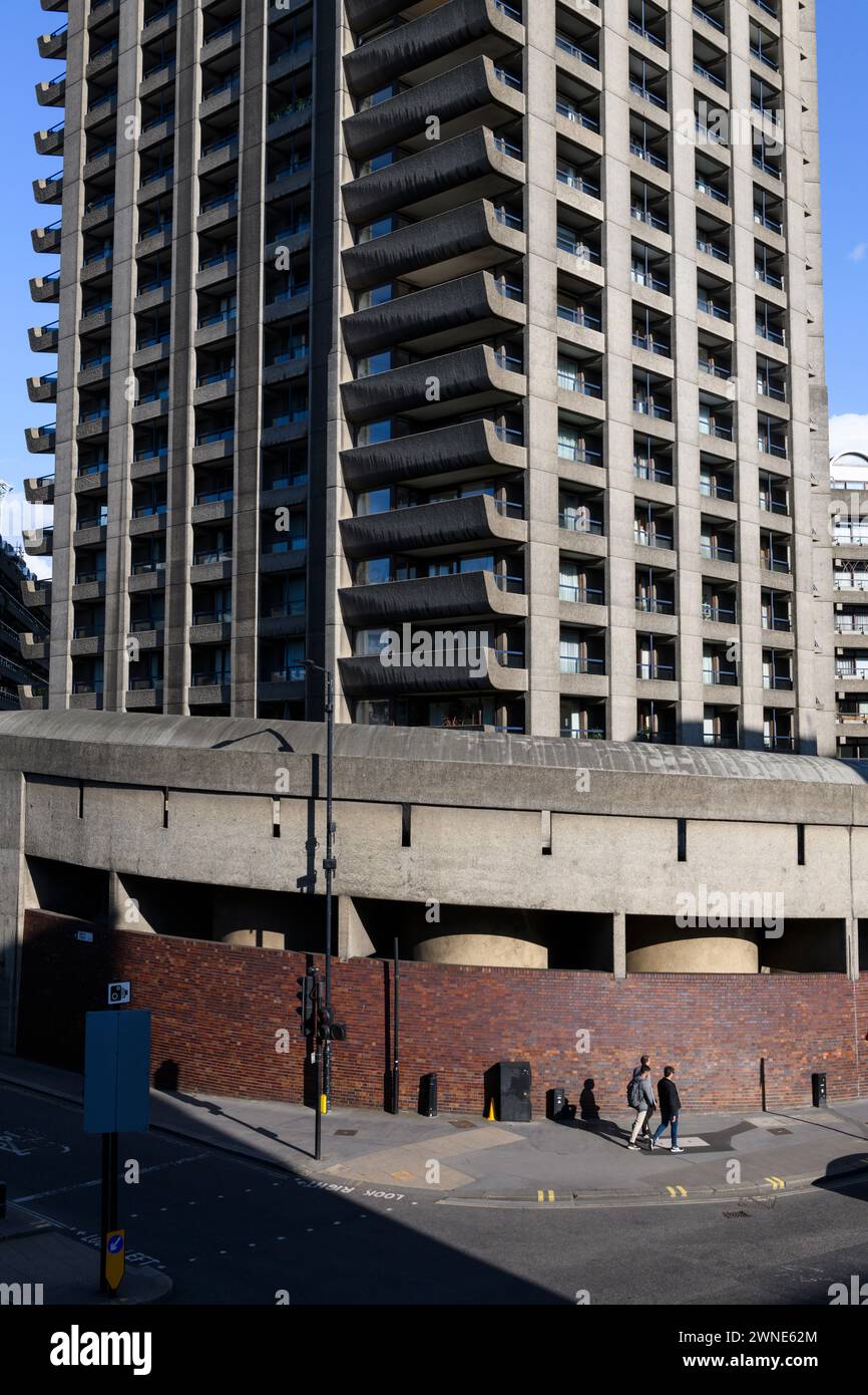 Der untere Teil des Lauderdale Tower ist einer der drei 42-stöckigen Turmblöcke, die Teil des Barbican Anwesens sind. Das Barbican Estate ist eine Nota Stockfoto