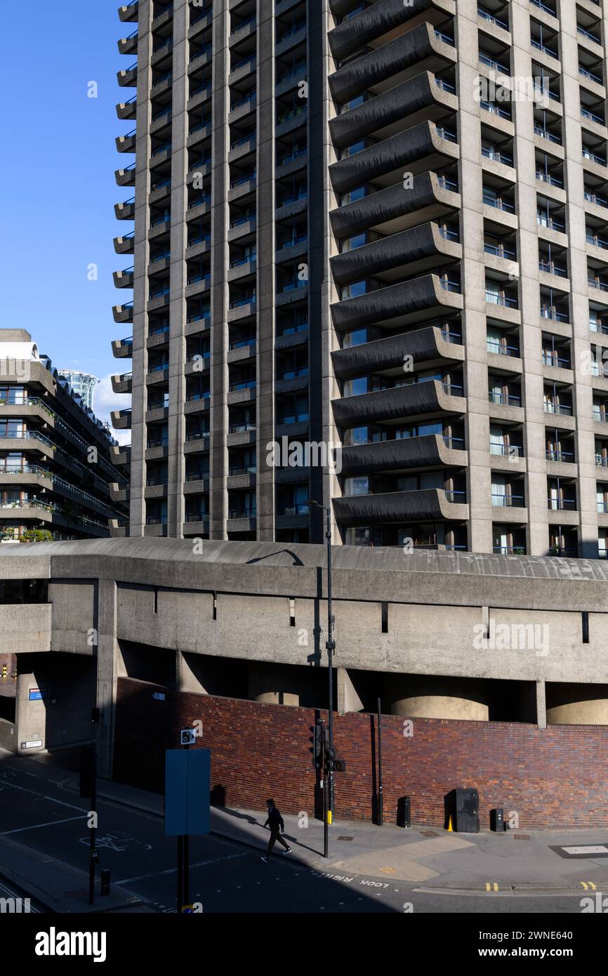 Der untere Teil des Lauderdale Tower ist einer der drei 42-stöckigen Turmblöcke, die Teil des Barbican Anwesens sind. Das Barbican Estate ist eine Nota Stockfoto