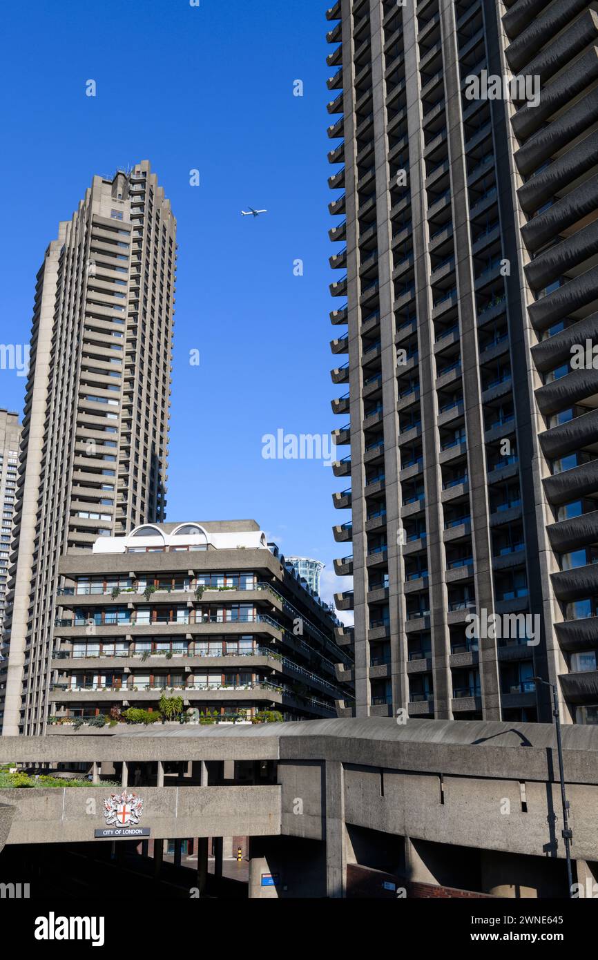 Blick entlang der Beech Street, auf die Apartmentgebäude des Barbican Estate. Shakespeare Tower und Defoe House befinden sich auf der linken Seite und Lauderdale Tower Stockfoto