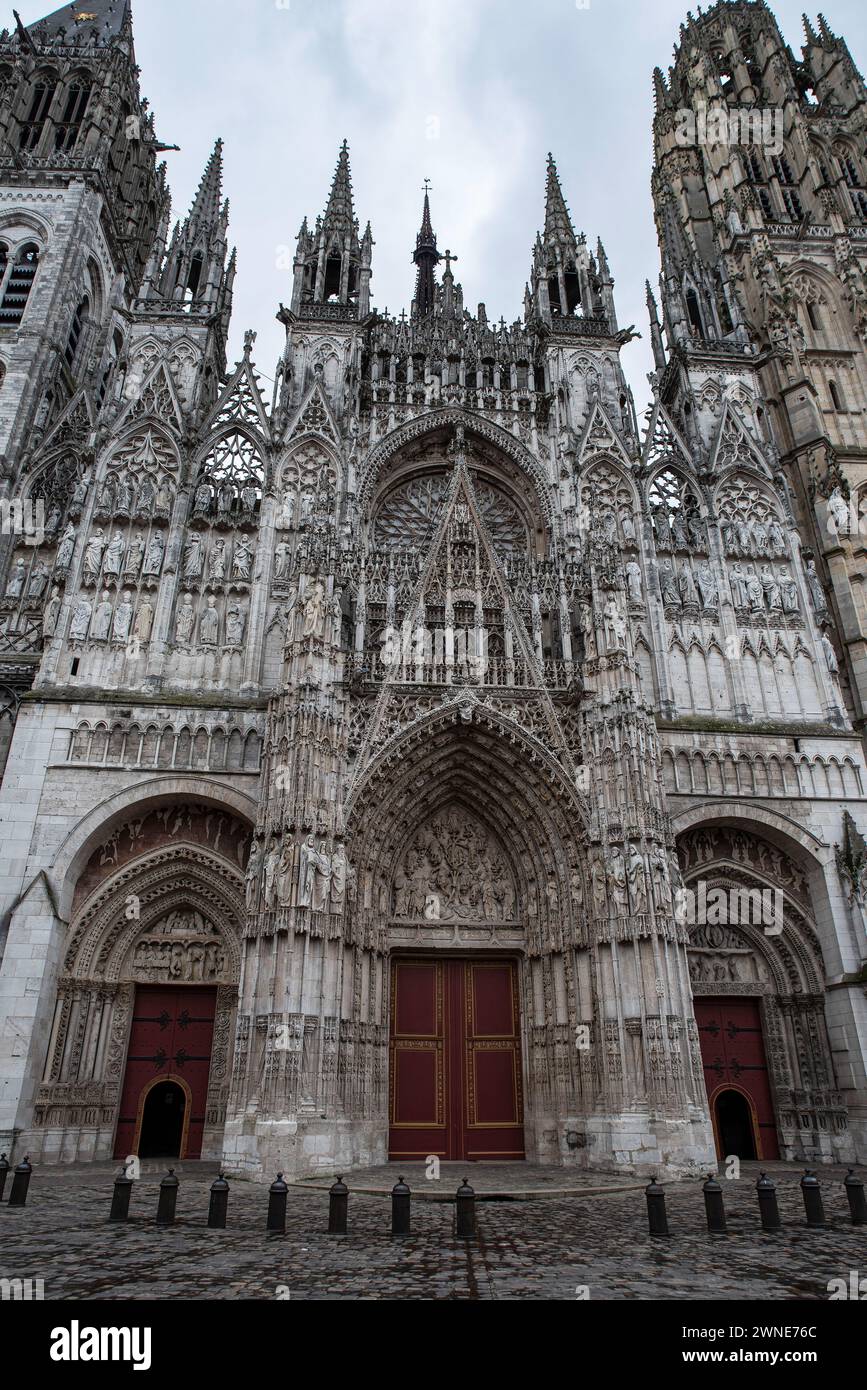 Die Kathedrale von Rouen in der Normandie in Frankreich von außen gesehen Stockfoto