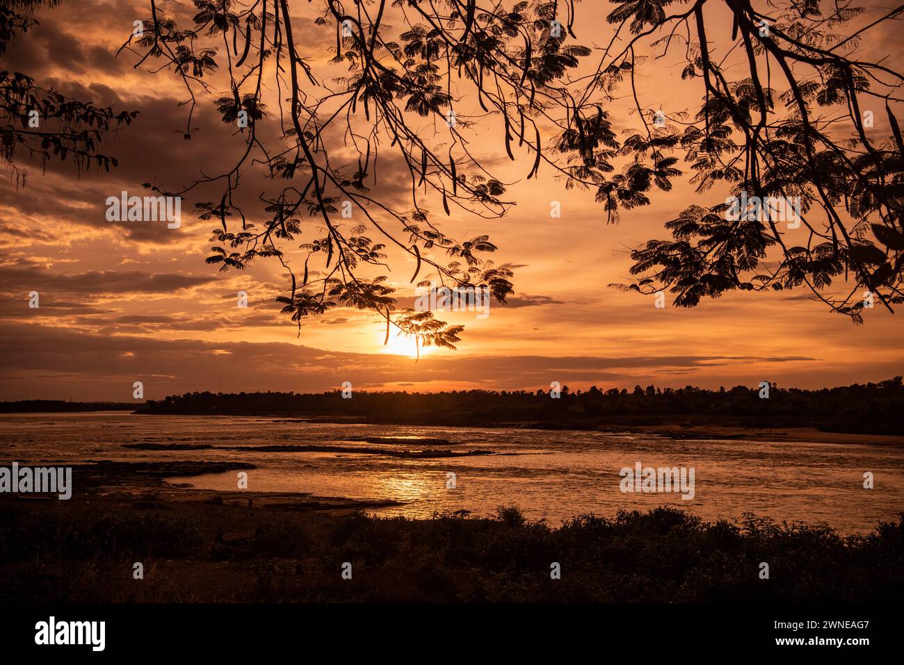 Der Mun-Fluss bei Sonnenuntergang in der Stadt Khong Chiam in der Provinz Ubon Ratchathani in Thailand. Thailand, Khong Chiam, November 30, 2023 Stockfoto