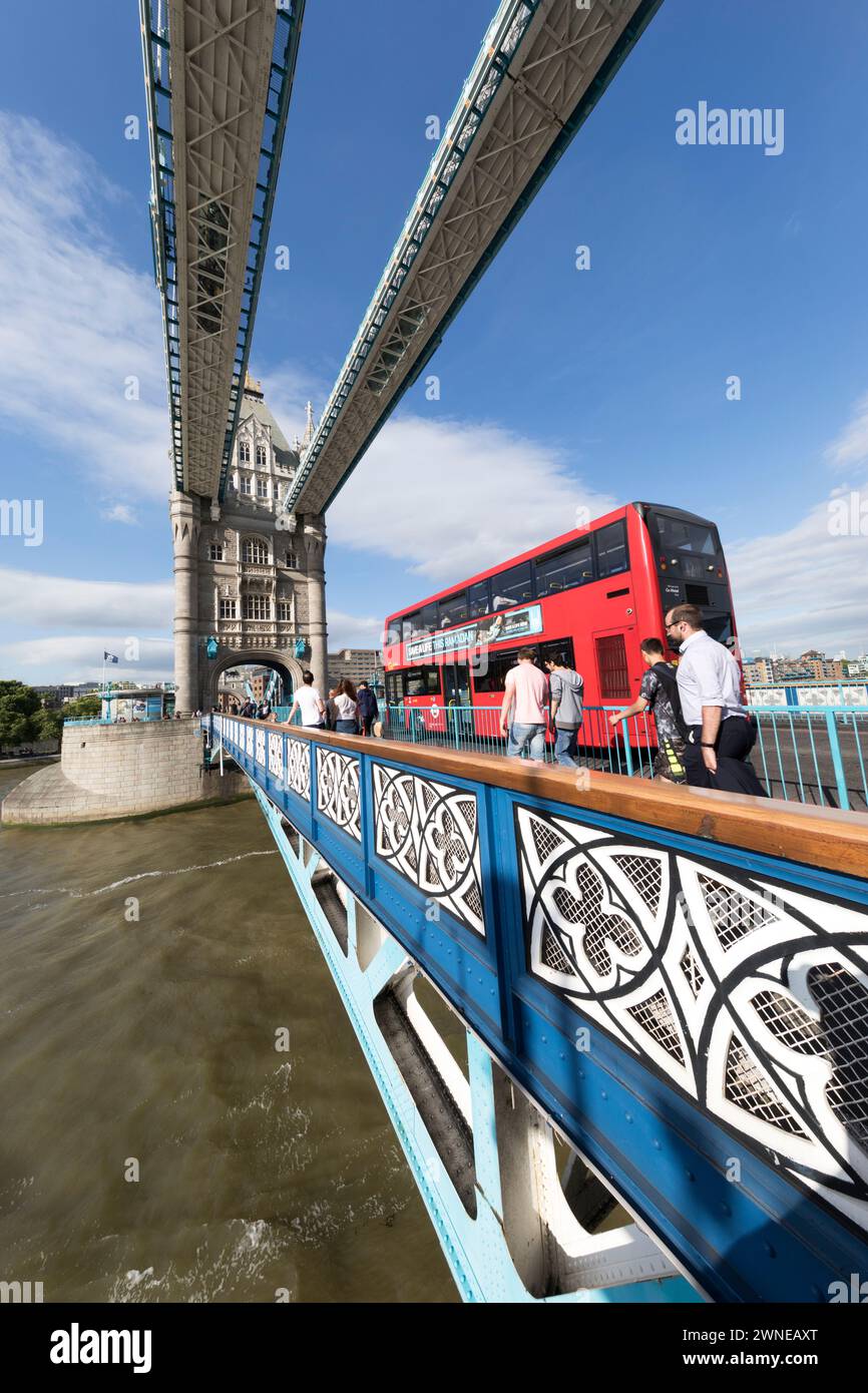 Großbritannien, London, roter Bus über die Tower Bridge. Stockfoto