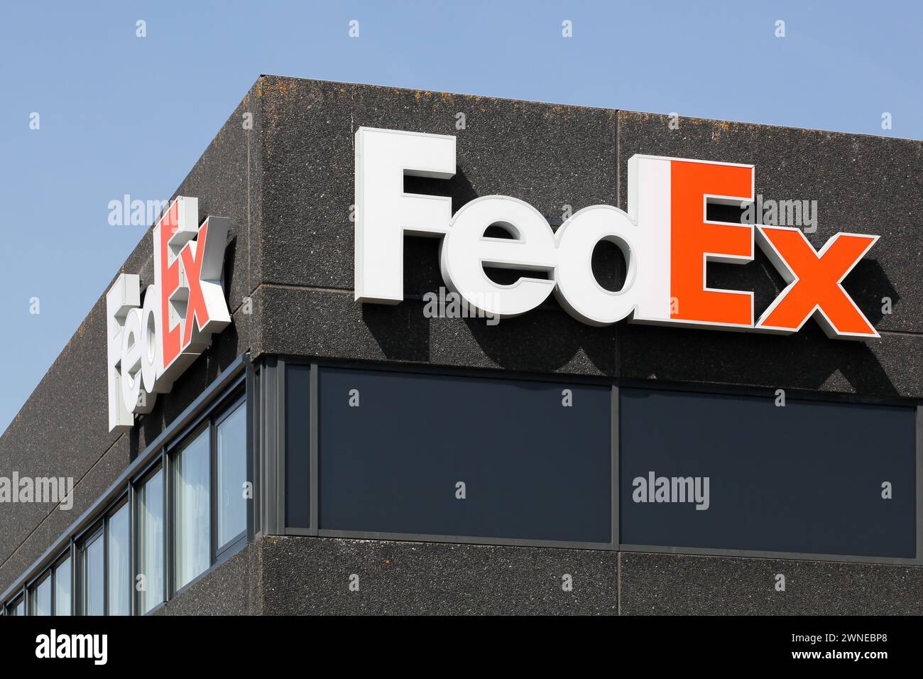 Kolding, Dänemark - 16. August 2020: FedEx-Schild auf einem Gebäude. FedEx Corporation ist ein weltweit tätiges US-amerikanisches Kurierzustellunternehmen Stockfoto