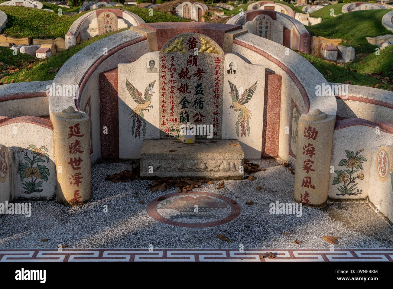 Grabsteine auf dem chinesischen Friedhof in Chiang Mai, Thailand Stockfoto