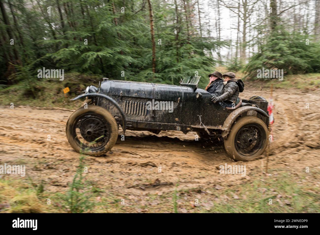 Die John Harris Hill Trials, Ashover, Derbyshire, England, Großbritannien. März 2024. Mitglieder des Vintage Sports Car Club (V.S.C.C.) nehmen an den jährlichen John Harris Hill Trials Teil. Diese ganztägige Veranstaltung mit über 100 Fahrzeugen, die vor W.W.2 von den späten 20er bis Anfang der 30er Jahre hergestellt wurden und von Austin 7, Bugatti, Ford Modell A usw. reichen Die Veranstaltung findet rund um das kleine Dorf Ashover in Derbyshire statt, in dem die geschickten Fahrer zu mehreren schmalen, kurvenreichen und hügeligen Geländeabschnitten um die Derbyshire Dales gezwungen werden, die unter sehr nassen, rutschigen und schlammigen Bedingungen am schlimmsten sind. Guthaben: Alan Stockfoto