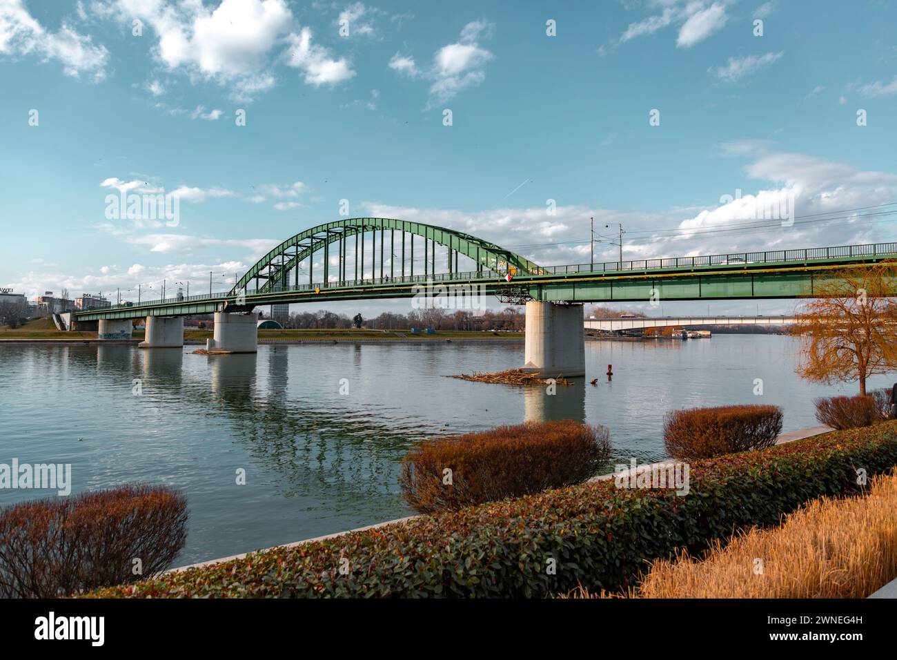 Belgrad, Serbien - 8. Februar 2024: Die Alte Save-Brücke ist eine 430 Meter lange und 40 Meter breite Brücke, die den Fluss Sava in Belgrad überquert. Stockfoto