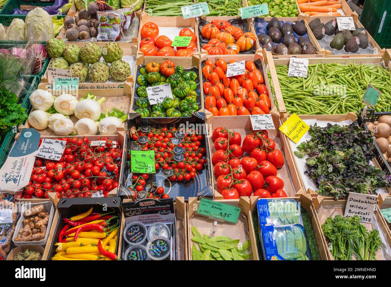 Marktstand mit einer großen Auswahl an lokalem und exotischem Gemüse in der Markthalle Stuttgart, Baden-Württemberg, Deutschland Stockfoto