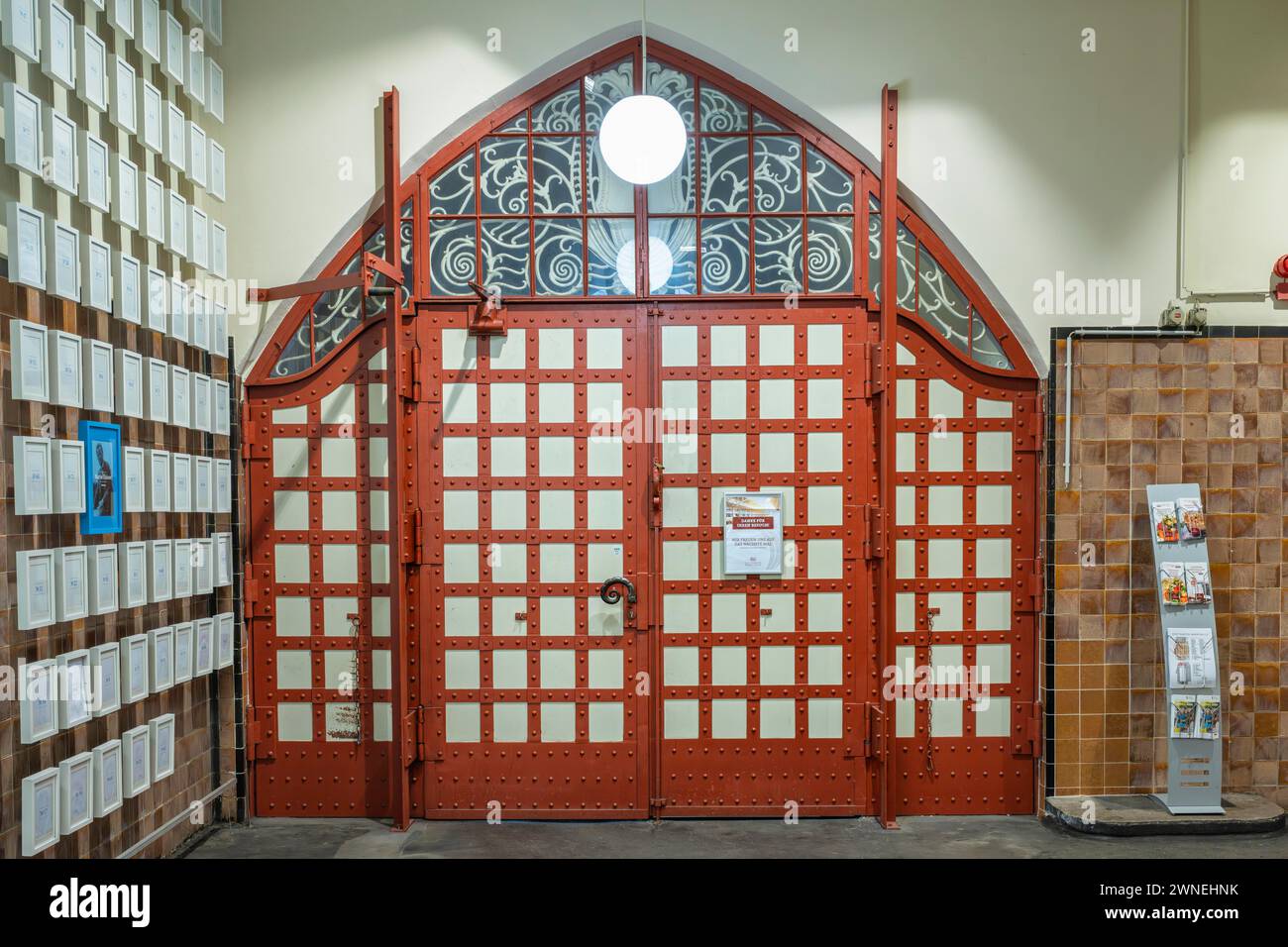 Eisenverkleidetes Portal im Jugendstilstil der denkmalgeschützten Markthalle in Stuttgart, Baden-Württemberg, die 1914 eröffnet wurde Stockfoto