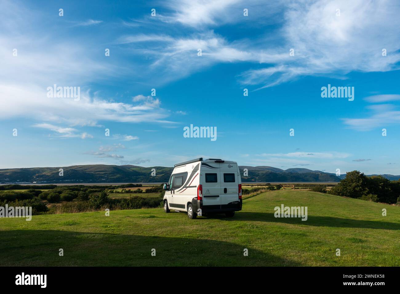 Wohnmobil parkte im atemberaubenden Ty Mawr Caravan Park in der Nähe von Borth, mit Blick auf die Flussmündung des Flusses Dyfi und das Meer dahinter an einem wunderschönen Sommertag. Wal Stockfoto