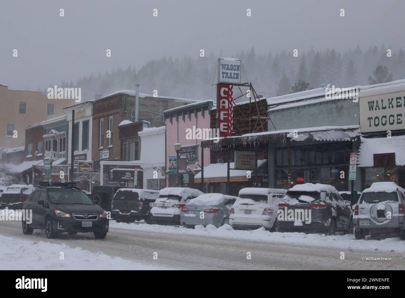 Truckee, USA. März 2024. Die Bewohner setzen sich auf den eintretenden Wintersturm, der in den höheren Lagen der Sierra Nevada schwere Schneefälle bringen wird. Der Sturm soll das ganze Wochenende dauern, was sich auf Reisen innerhalb der Region auswirkt. Am 1. März 2024 in Truckee, Kalifornien. (Foto: Hale Irwin/SIPA USA) Credit: SIPA USA/Alamy Live News Stockfoto