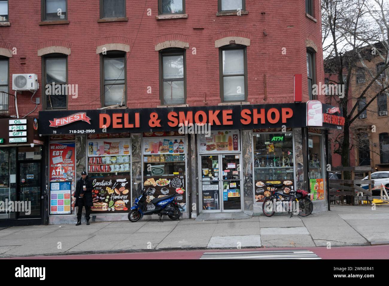 Feinkostgeschäft und Smoke Shop, Fulton Street, Fort Greene, Brooklyn, New York. Stockfoto