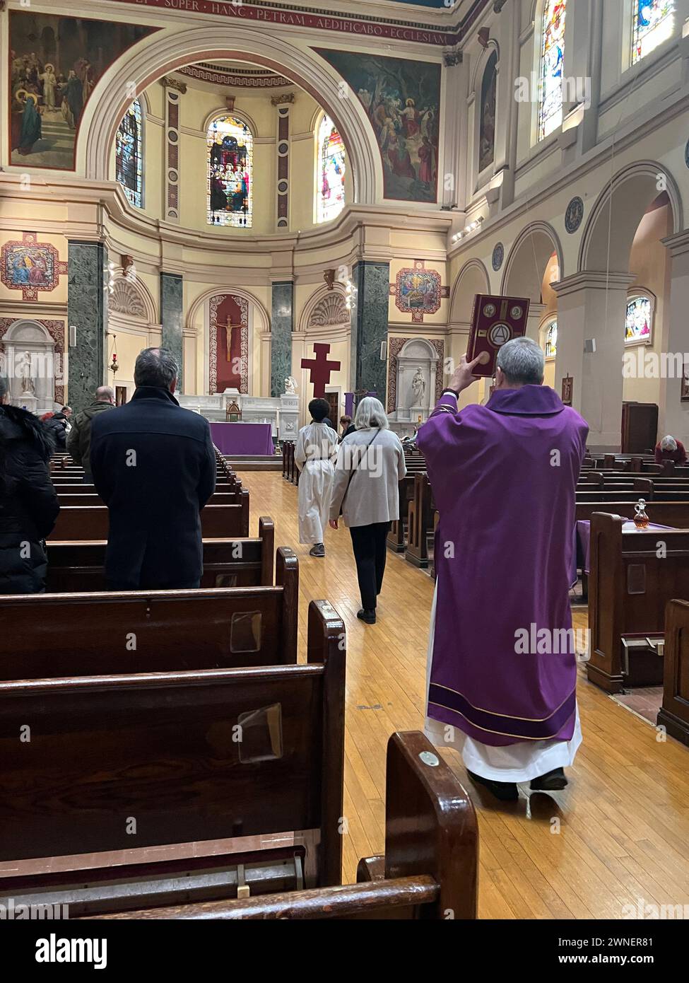 Der Klerus beginnt mit einer Prozession zum Alter in einer katholischen Kirche in Brooklyn, New York. Stockfoto