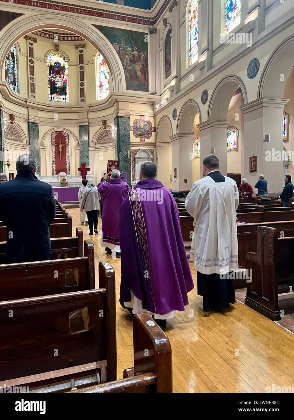 Der Klerus beginnt mit einer Prozession zum Alter in einer katholischen Kirche in Brooklyn, New York. Stockfoto
