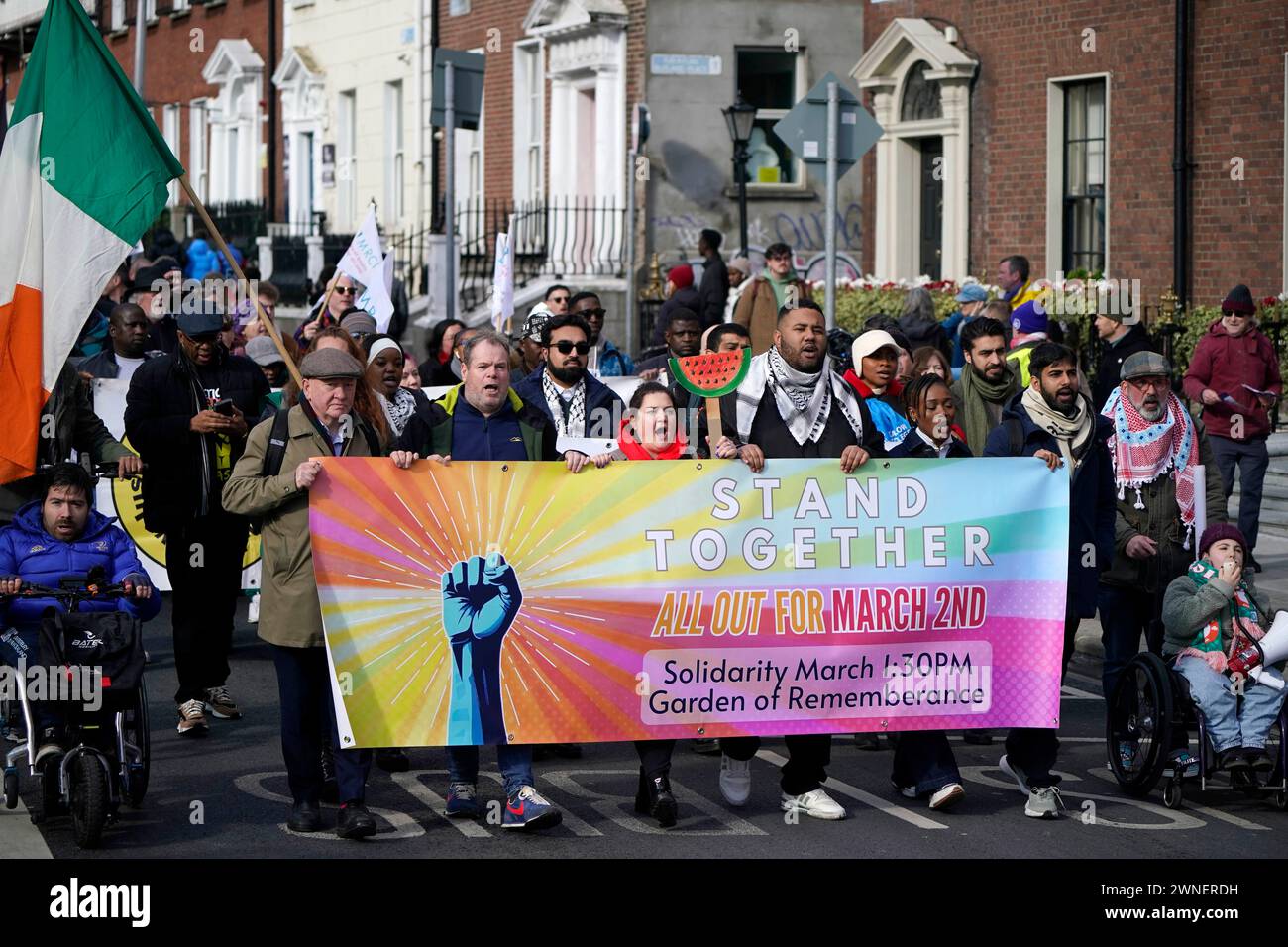 Die Menschen während des solidaritätsmarsches in Dublin. Die Demonstration wird durchgeführt, um die Unterstützung für Vielfalt und Gleichheit zu zeigen und Rassismus, Hass und Krieg anzuprangern. Bilddatum: Samstag, 2. März 2024. Stockfoto