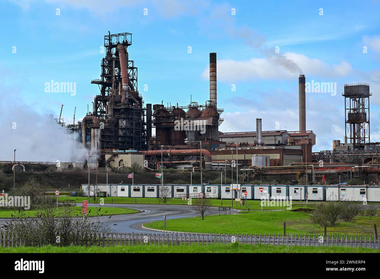 Port Talbot, Wales, Großbritannien. März 2024. Wetter in Großbritannien. Allgemeine Ansicht der TATA Steel Works in Port Talbot in Wales, wo die Hochöfen im Laufe des Jahres stillgelegt werden sollen. Bildnachweis: Graham Hunt/Alamy Live News Stockfoto