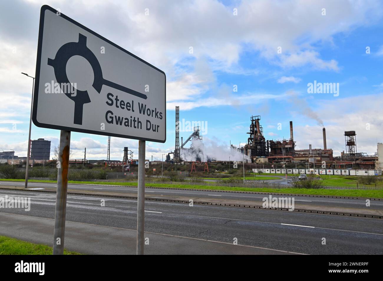 Port Talbot, Wales, Großbritannien. März 2024. Wetter in Großbritannien. Allgemeine Ansicht der TATA Steel Works in Port Talbot in Wales, wo die Hochöfen im Laufe des Jahres stillgelegt werden sollen. Bildnachweis: Graham Hunt/Alamy Live News Stockfoto