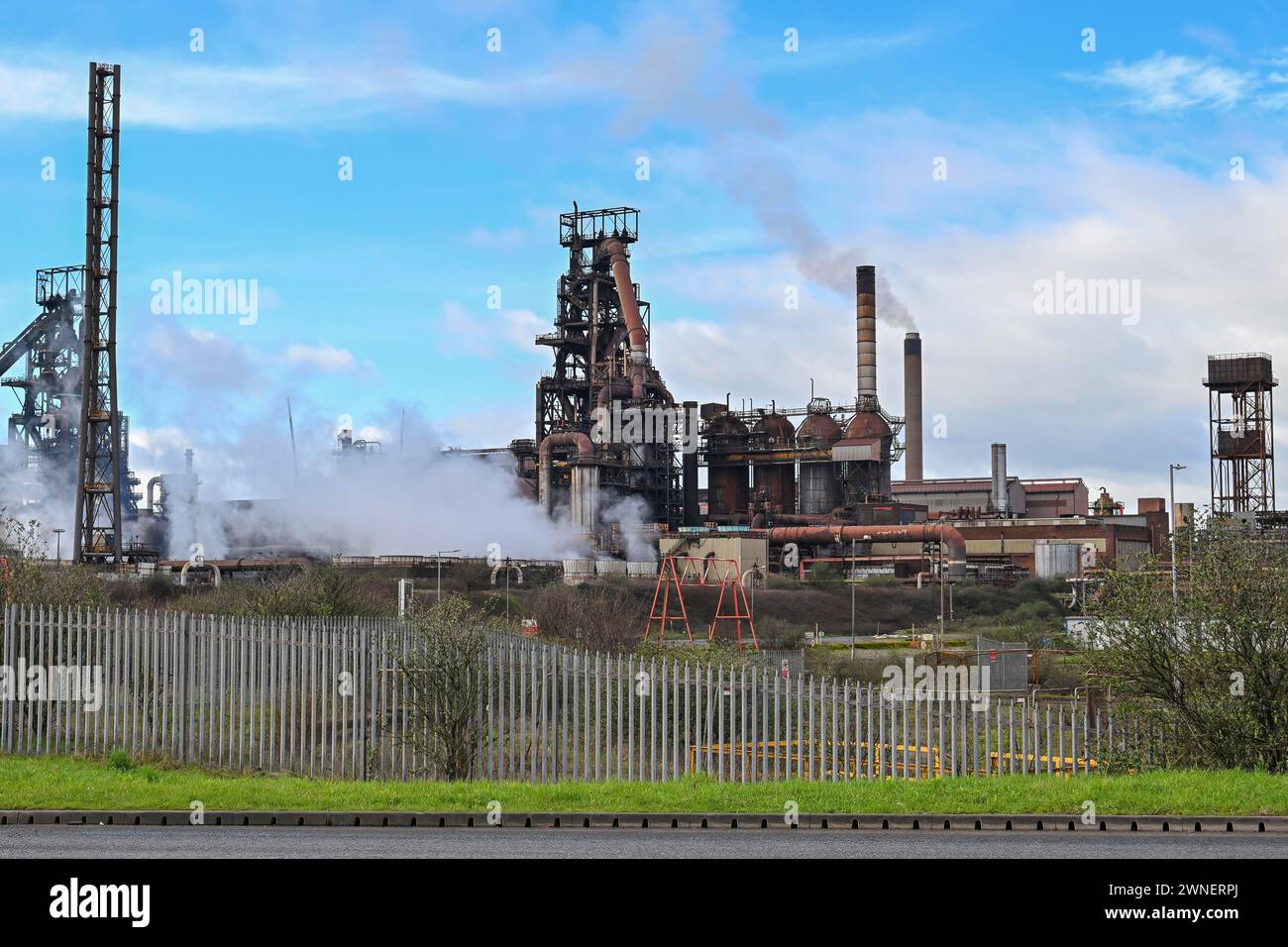 Port Talbot, Wales, Großbritannien. März 2024. Wetter in Großbritannien. Allgemeine Ansicht der TATA Steel Works in Port Talbot in Wales, wo die Hochöfen im Laufe des Jahres stillgelegt werden sollen. Bildnachweis: Graham Hunt/Alamy Live News Stockfoto