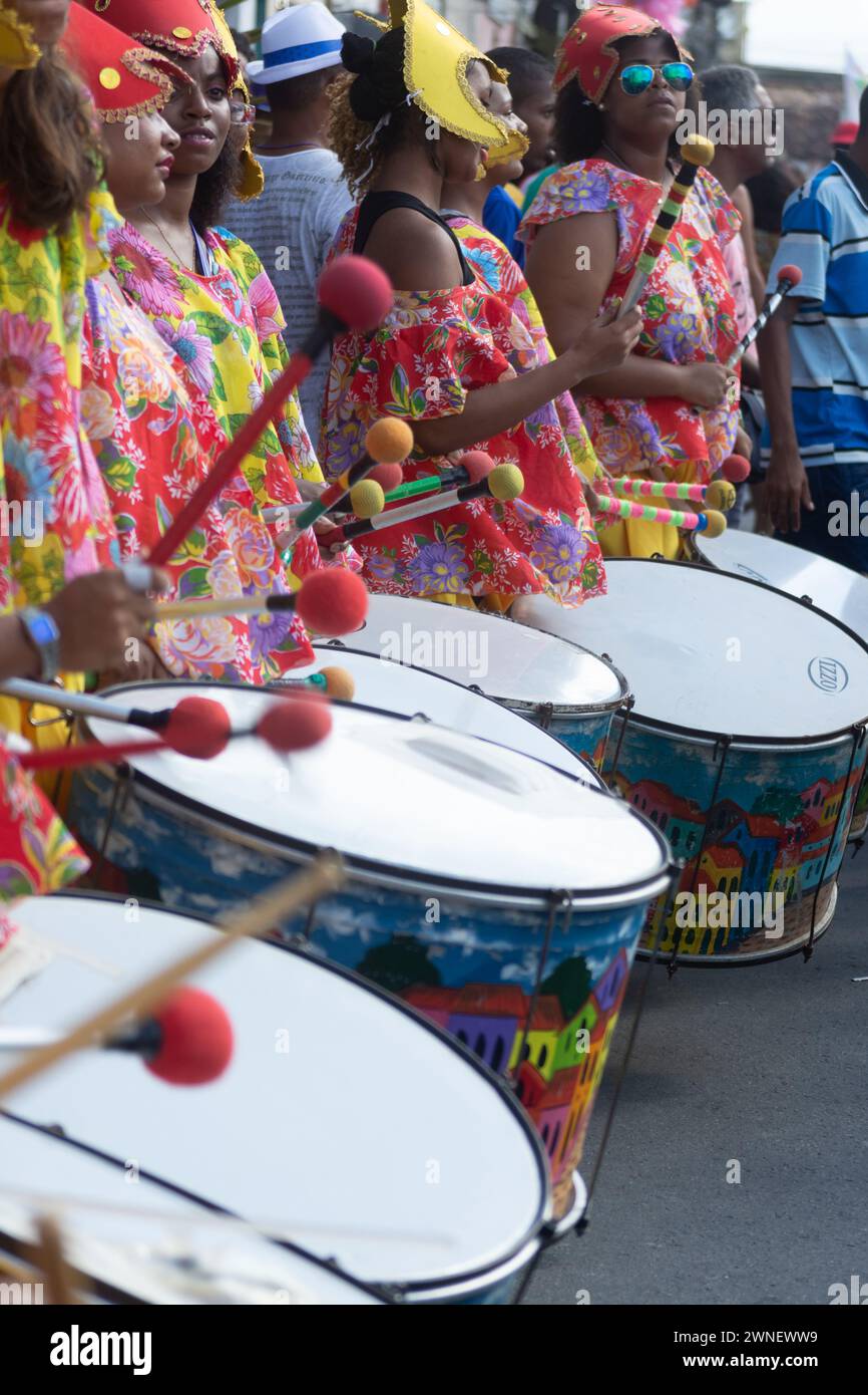 Salvador, Bahia, Brasilien - 2. Juli 2015: Frauen der Band Dida werden während der Bahia-Unabhängigkeitsparade im C Schlaginstrumente spielen Stockfoto