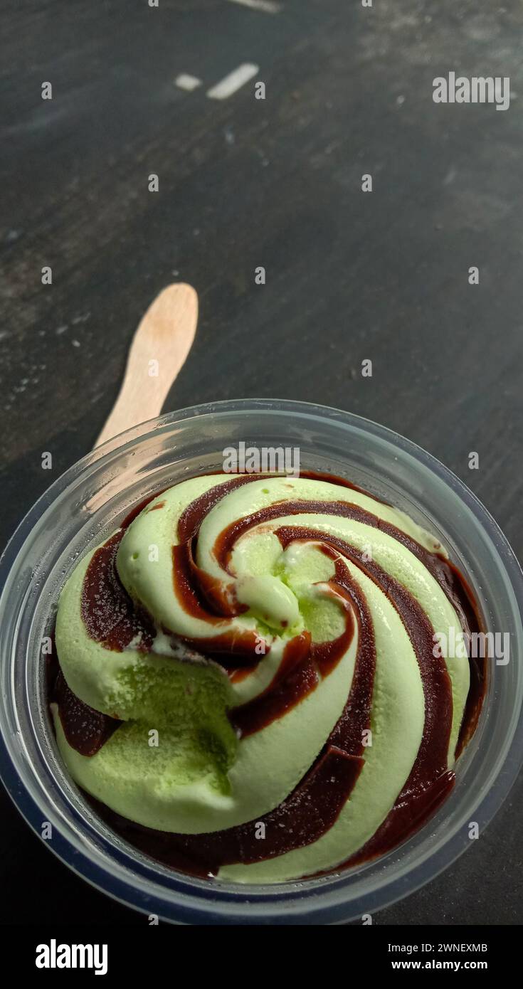 Das Foto ist ein Foto von Eis mit Avocado-Geschmack in einer Tasse mit schwarzem Hintergrund Stockfoto