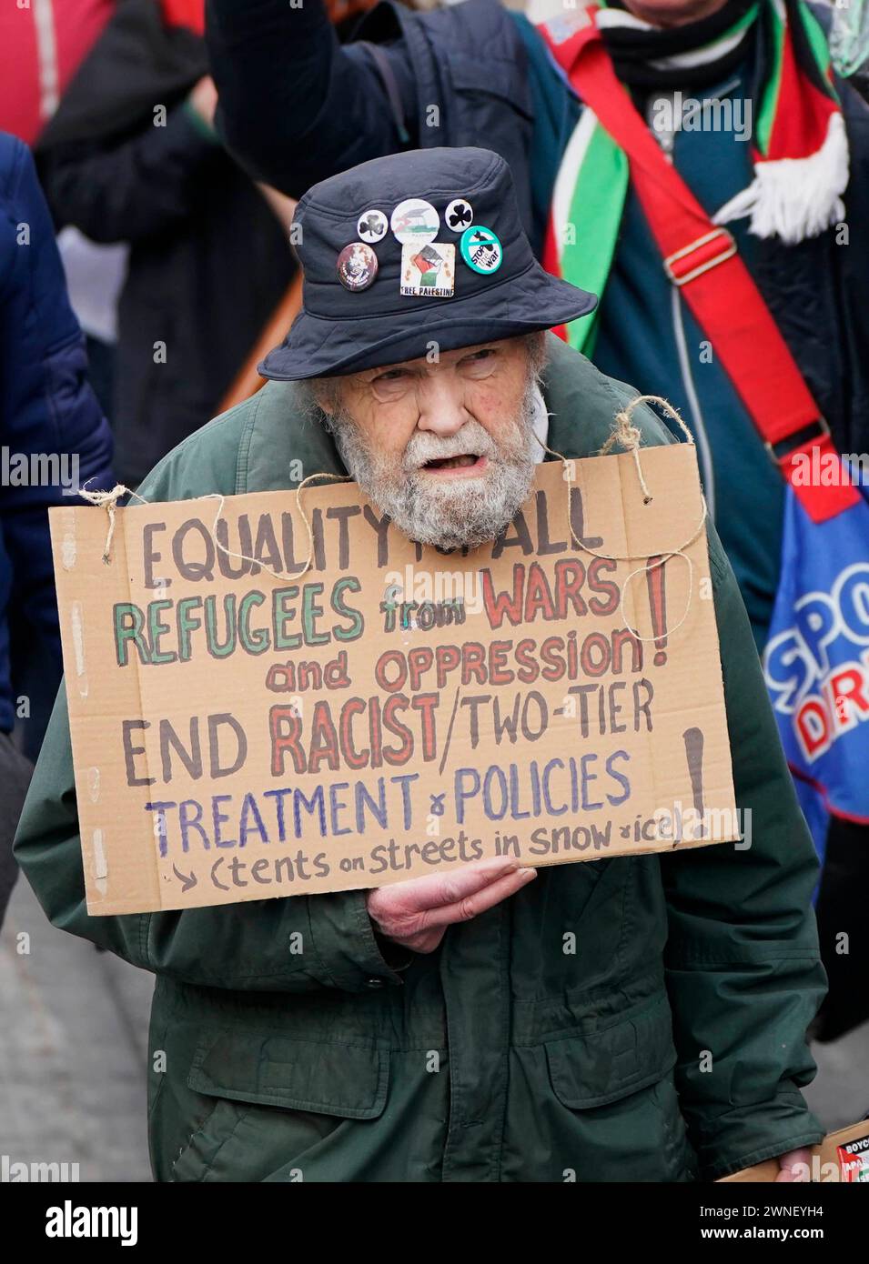 Die Menschen während des solidaritätsmarsches in Dublin. Die Demonstration wird durchgeführt, um die Unterstützung für Vielfalt und Gleichheit zu zeigen und Rassismus, Hass und Krieg anzuprangern. Bilddatum: Samstag, 2. März 2024. Stockfoto