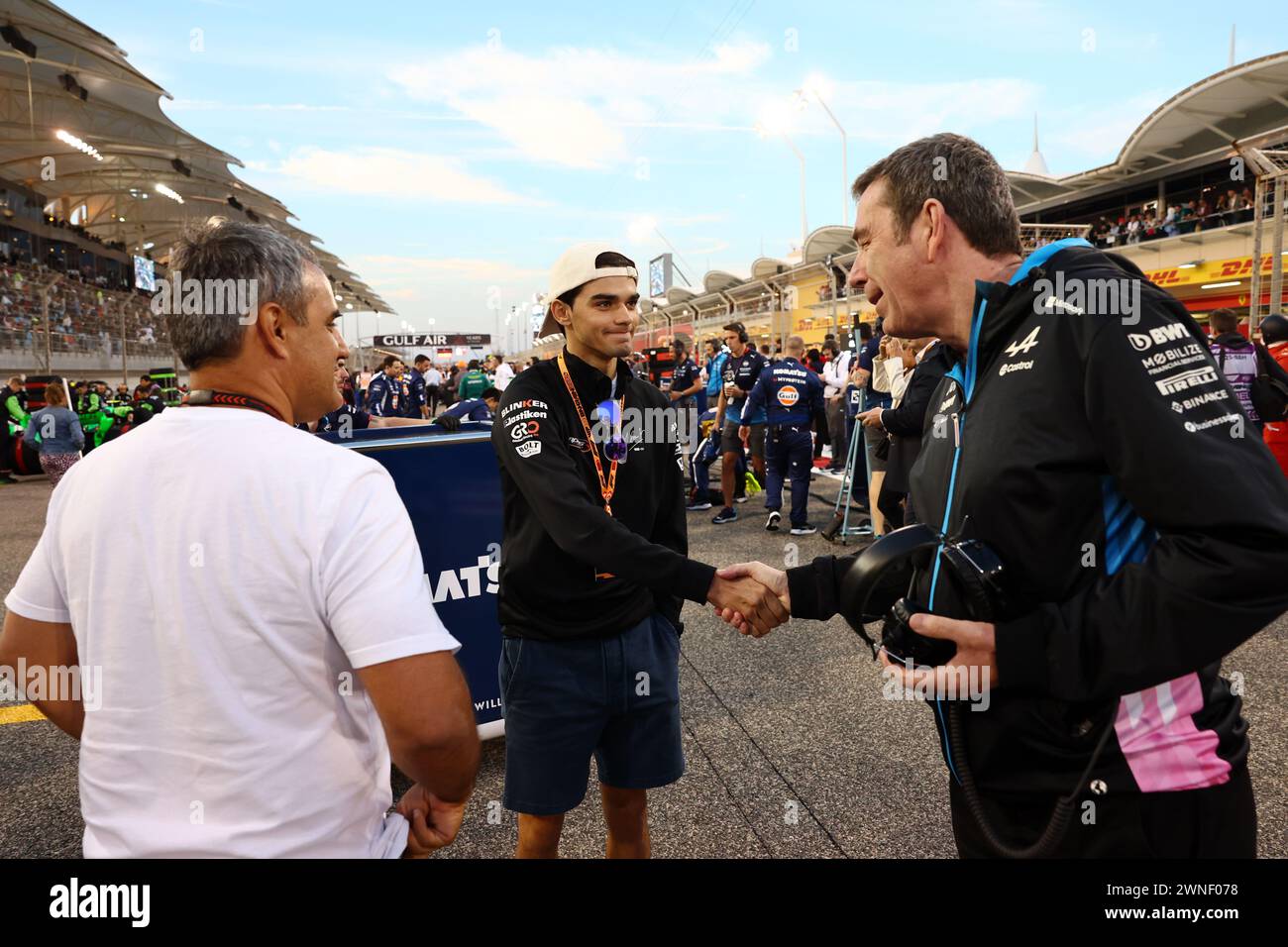 Sakhir, Bahrain. März 2024. (L bis R): Juan Pablo Montoya (COL) mit Sebastian Montoya (COL) Campos Racing und Bruno Famin (FRA) als Vizepräsident von Alpine Motorsports am Startplatz. 02.03.2024. Formel-1-Weltmeisterschaft, Rd 1, Grand Prix Von Bahrain, Sakhir, Bahrain, Wettkampftag. Das Foto sollte lauten: XPB/Alamy Live News. Stockfoto