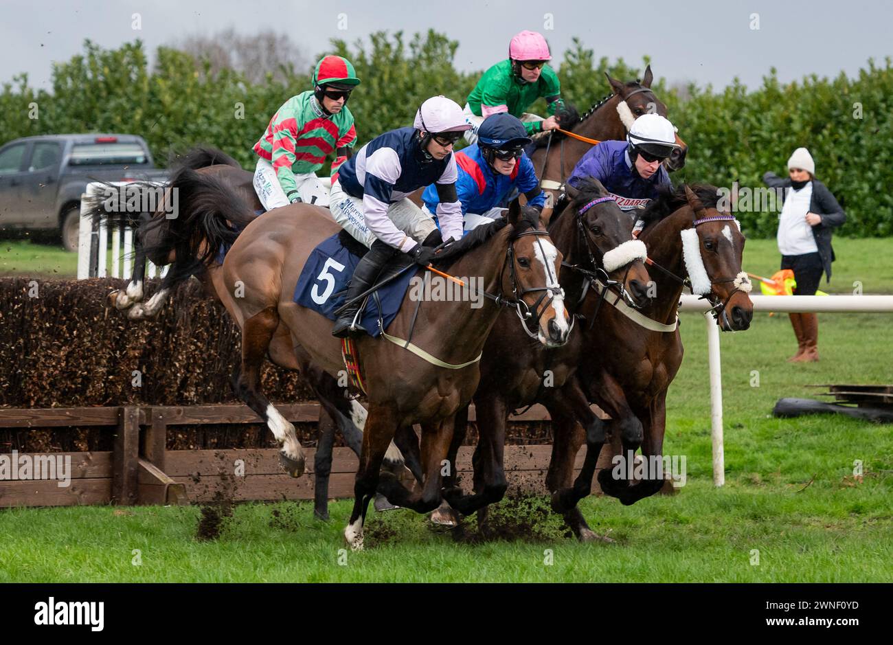 Homme Public und Henry Brooke gewinnen die Free Digital Racecard bei raceday-ready.com Handicap Chase für die Trainer Oliver Greenall & Josh Guerriero und die Besitzer der Nevers Racing Partnership II Stockfoto