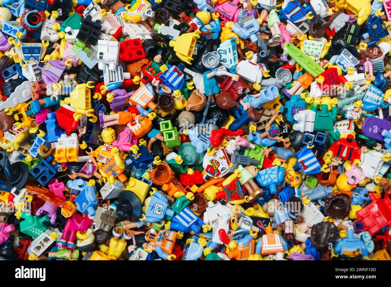 Billund, Dänemark - 17. Juni 2023: Mehrfarbiger Lego-Minifigurenhintergrund aus Kunststoff. Stockfoto