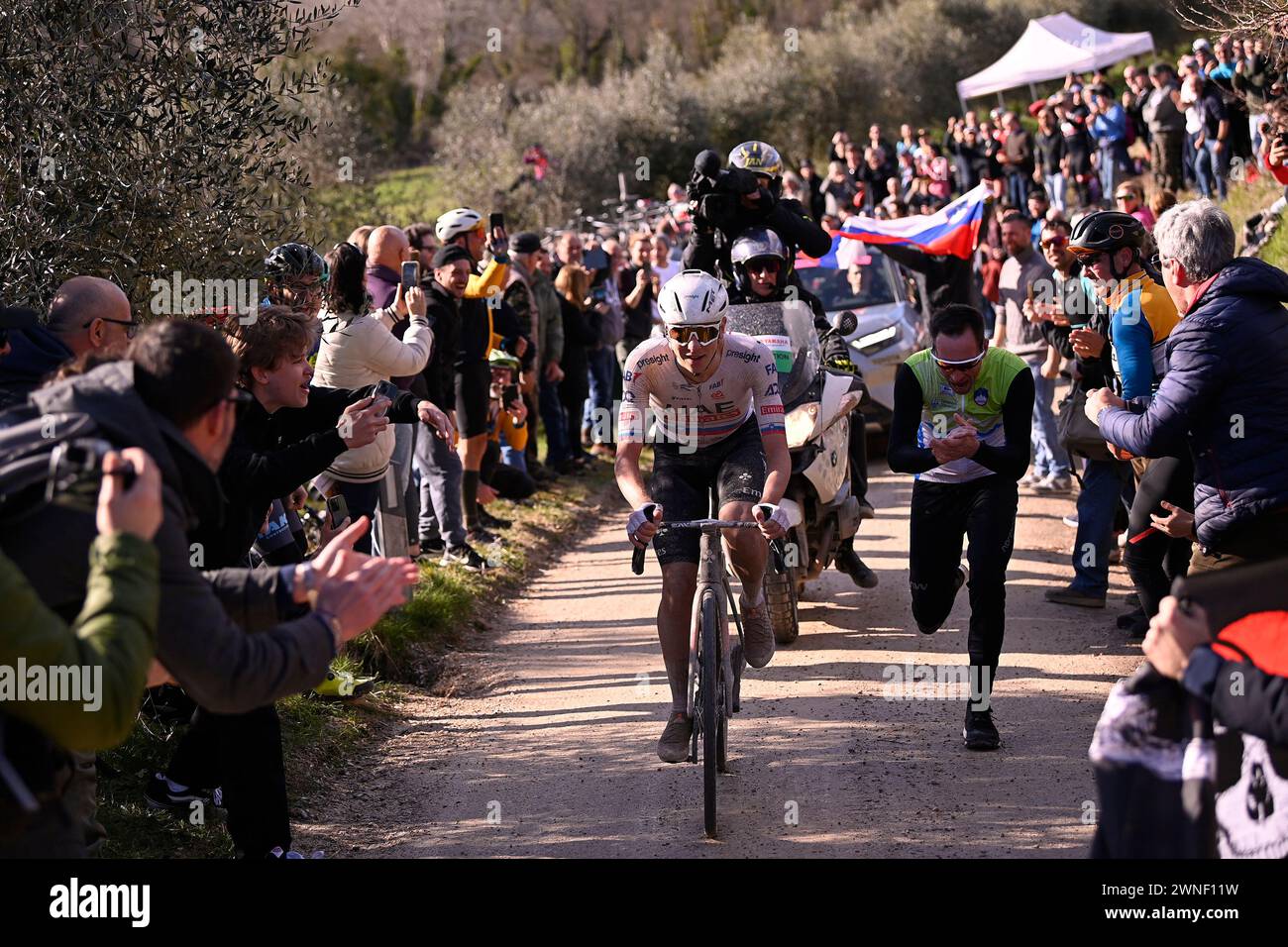 POGACAR Tadej Herren-Elite-Rennen der Strade Bianche (Weiße Straßen) 1 Tag Radrennen (215 km) von und nach Siena - Toskana,- Samstag, 2. MÄRZ 2024. Sport - Radsport . (Foto: Fabio Ferrari/Lapresse) Credit: LaPresse/Alamy Live News Stockfoto