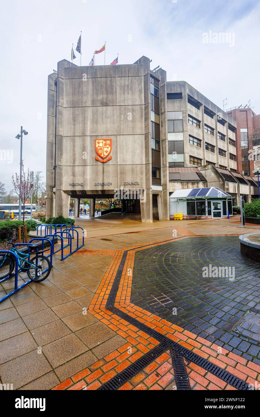 Woking Borough Civic Offices, Gloucester Square, Woking. Es wurde eine Bekanntmachung nach Abschnitt 114 veröffentlicht, in der der Rat seinen Haushalt nicht finanzieren kann. Stockfoto