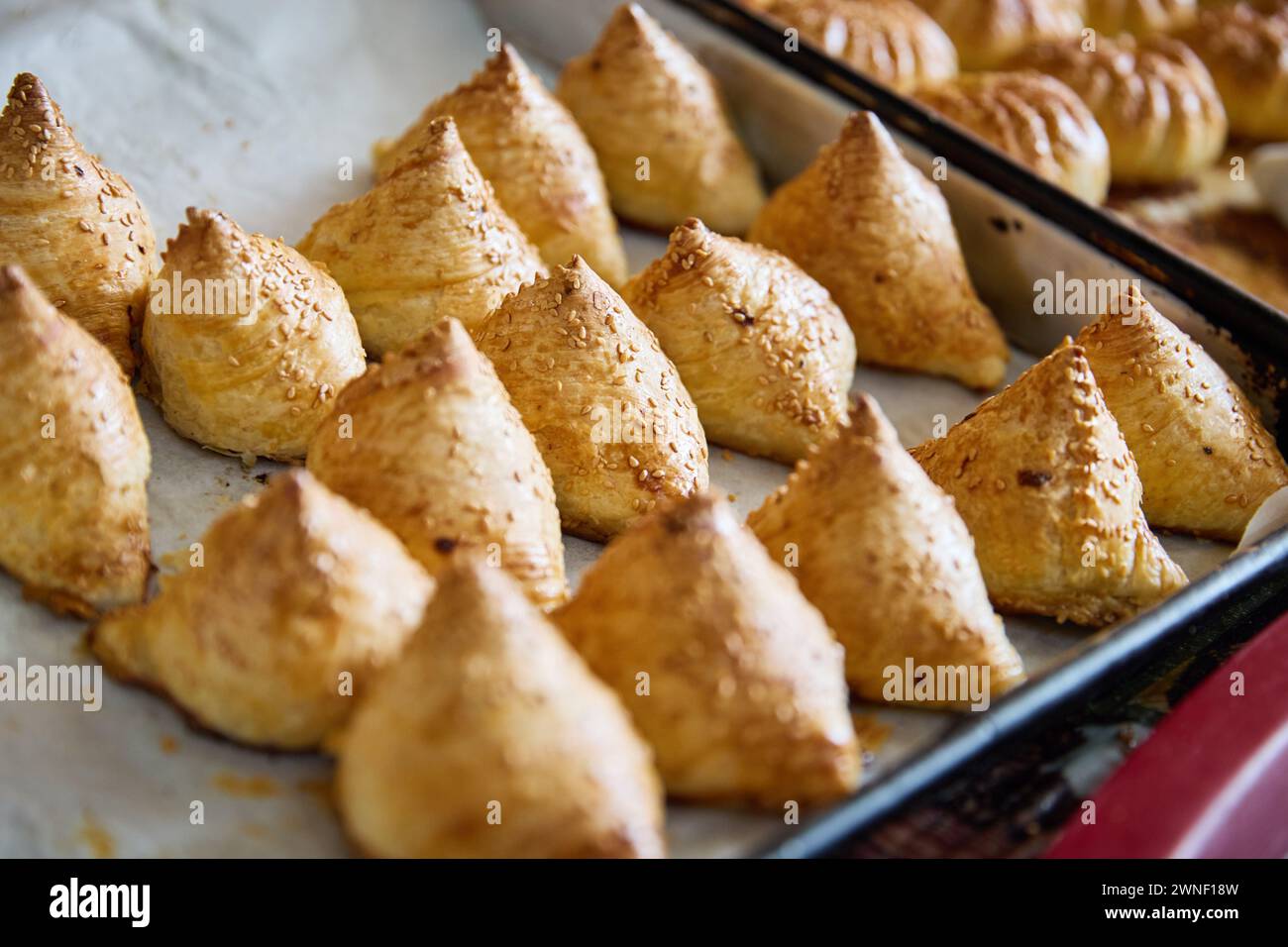 Orientalische Gerichte aus Usbekischen Samsa oder Sambousak gefüllt mit Fleisch, Käse oder Gemüse auf dem Straßenmarkt-Basar in Buchara, Usbekistan Stockfoto
