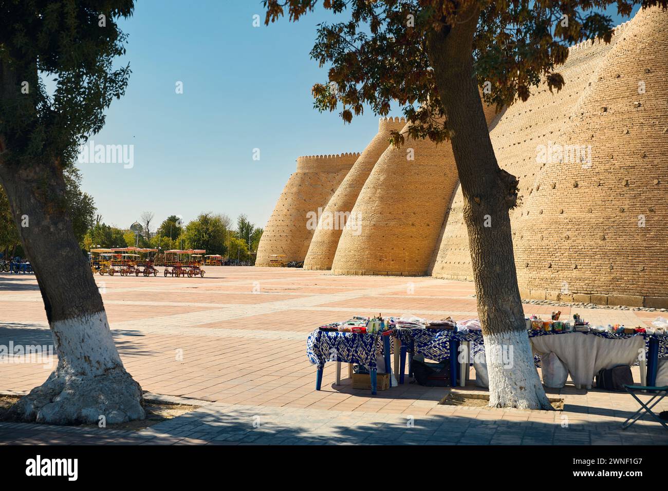 Mauern der Arche Buchara alte Forten in Usbekistan und Straßenladen. Stockfoto