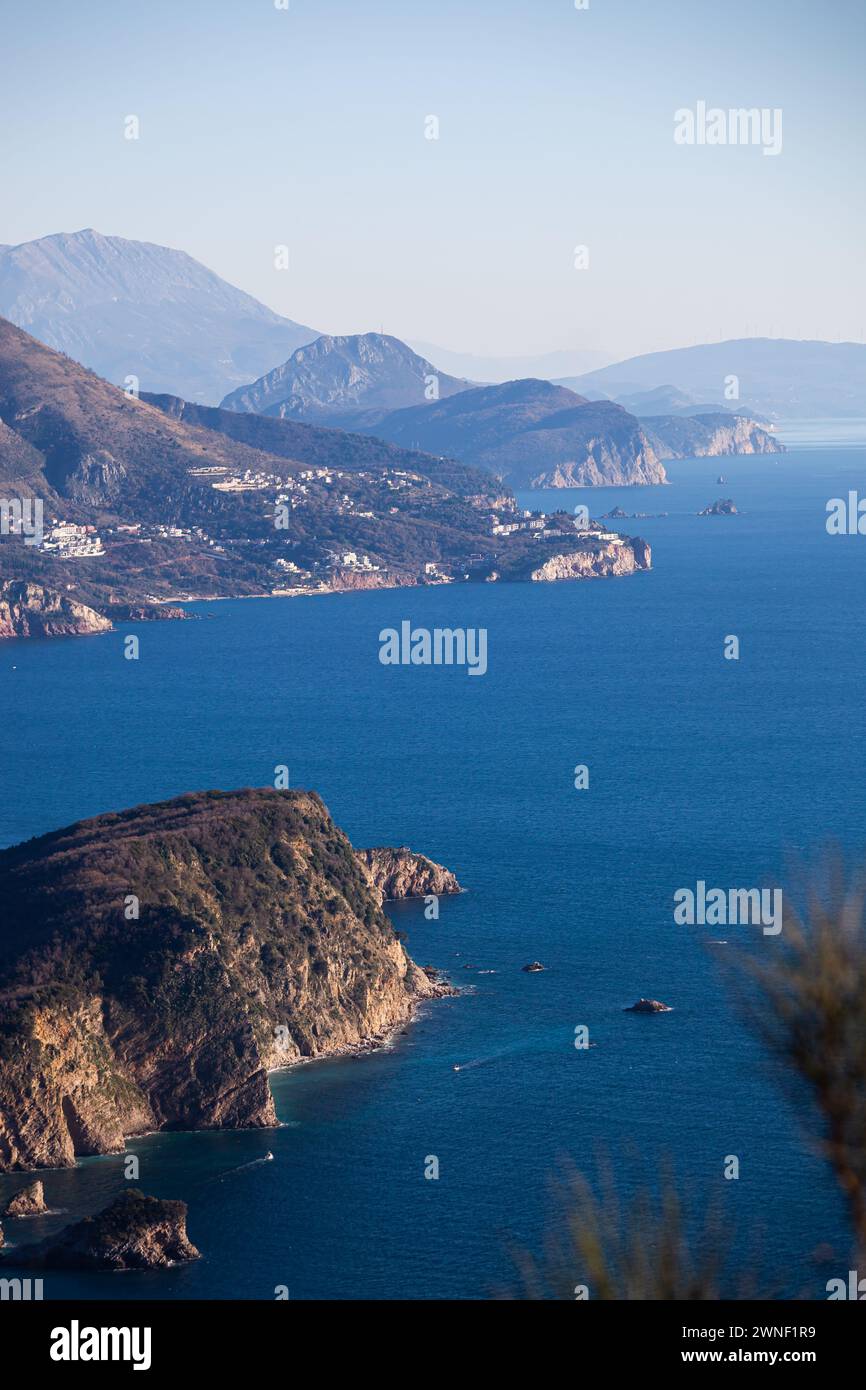 Farbenfrohe Winterlandschaft mit blauem Wasser der Adria und der Insel Sveti Nikola in der Nähe der Stadt Budva in Montenegro. Stockfoto