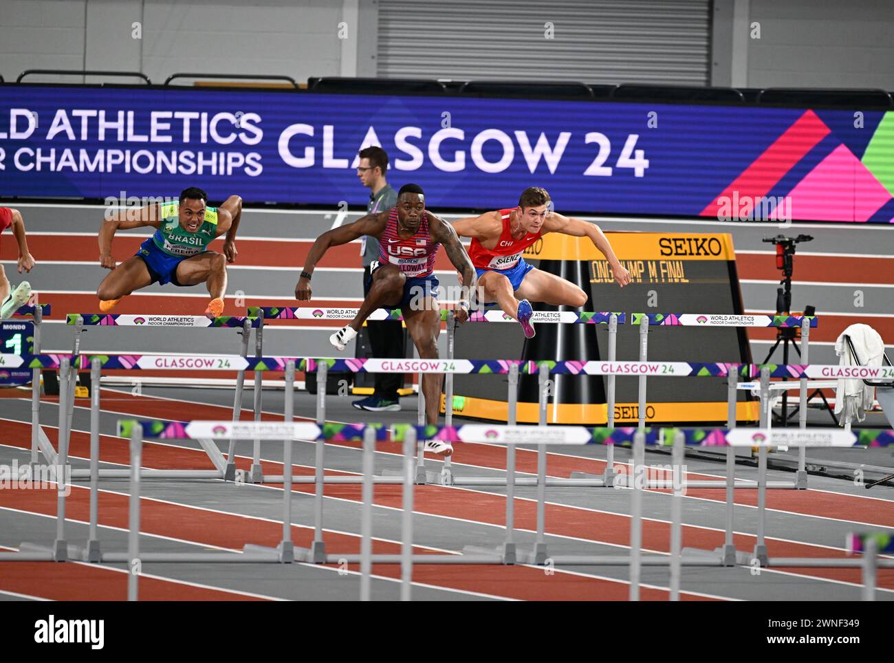 Grant Holloway gewinnt seine Hitze in den 60-m-Hürden für Männer bei der Leichtathletik-Weltmeisterschaft in Glasgow 2. März 2024 Credit: Martin Bateman/Alamy Live News Stockfoto