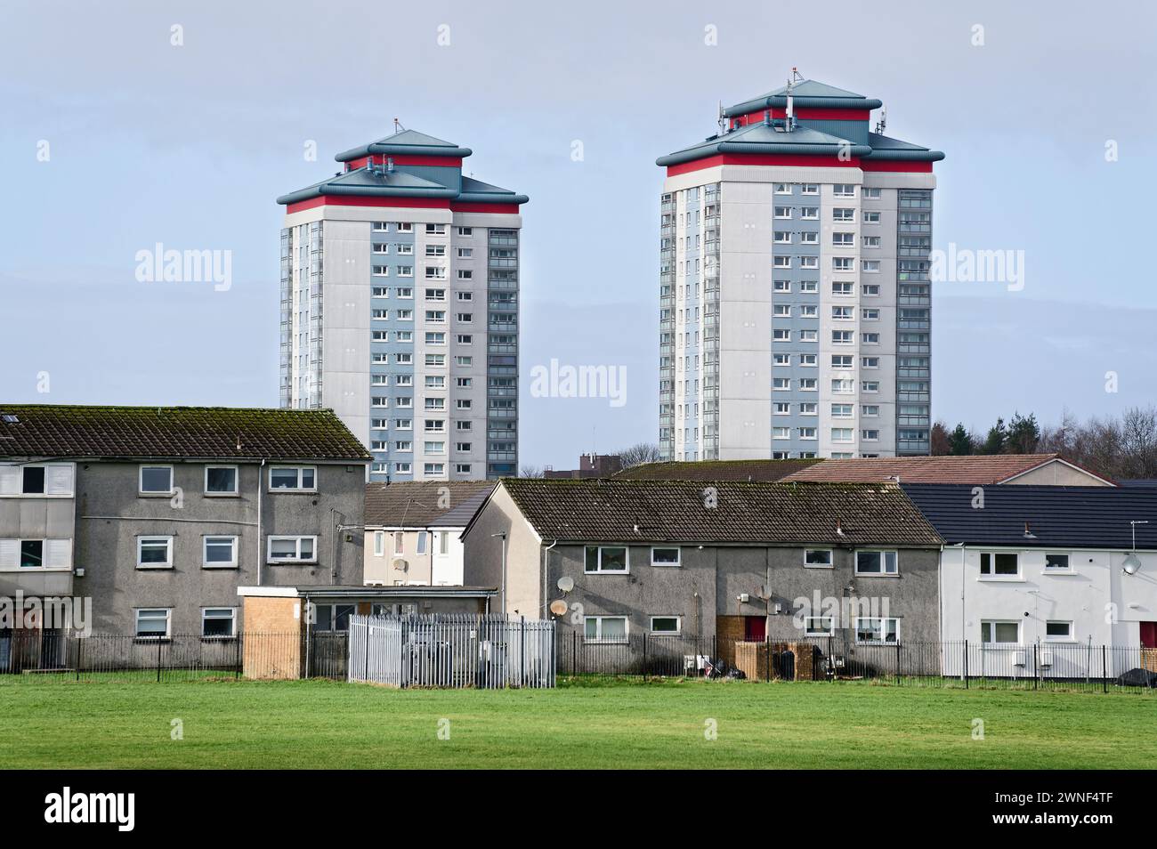 Stadtwohnungen in armseligem Wohngut in Paisley Stockfoto