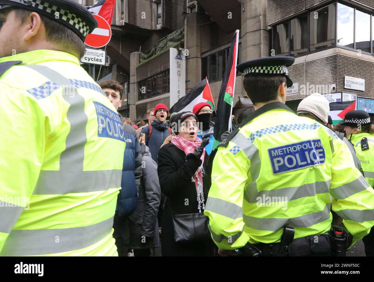London, UK, 2. März 2024. Pro-palästinensische Märsche gingen weiter, nachdem Ministerpräsident Rishi Sunak sagte, die Demokratie werde von Extremisten in Szene gesetzt. Es gab eine hohe Polizeipräsenz für Camdens marsch entlang der Tottenham Court Road im Zentrum von London zu einer Kundgebung vor der Barclays Bank, die Israel bewaffnen soll. Alle wurden friedlich ohne eine einzige Verhaftung verunglückt. Kredit : Monica Wells/Alamy Live News Stockfoto