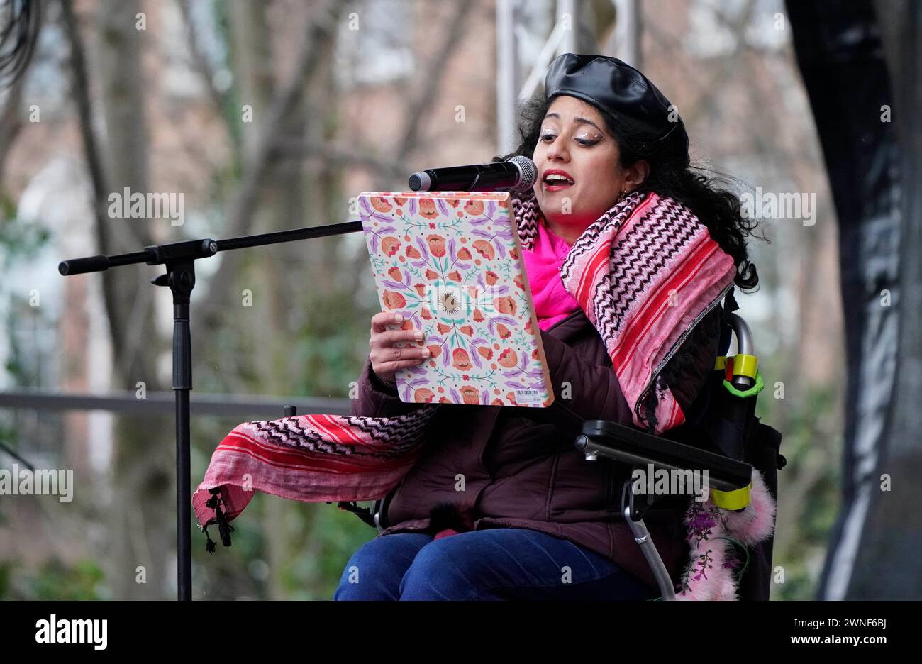 Maryam Madani von Disability Power Ireland spricht während des solidaritätsmarsches in Dublin. Die Demonstration wird durchgeführt, um die Unterstützung für Vielfalt und Gleichheit zu zeigen und Rassismus, Hass und Krieg anzuprangern. Bilddatum: Samstag, 2. März 2024. Stockfoto