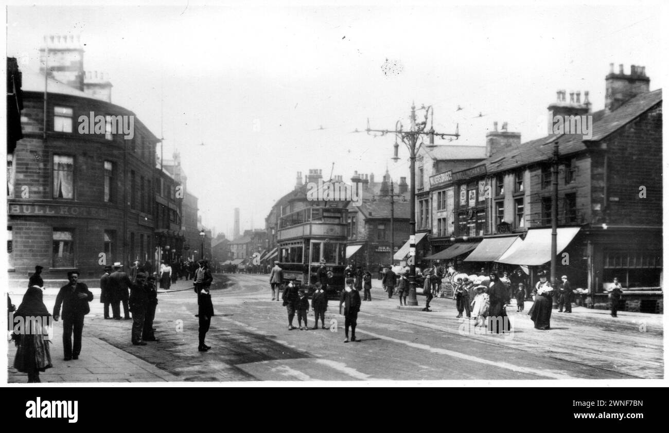 Old Burnley, 'The Centre'. Postkarte veröffentlicht 1905. Kreuzung von Manchester Road und James Street. Das Bull Hotel ist links vom Rahmen zu sehen. Stockfoto