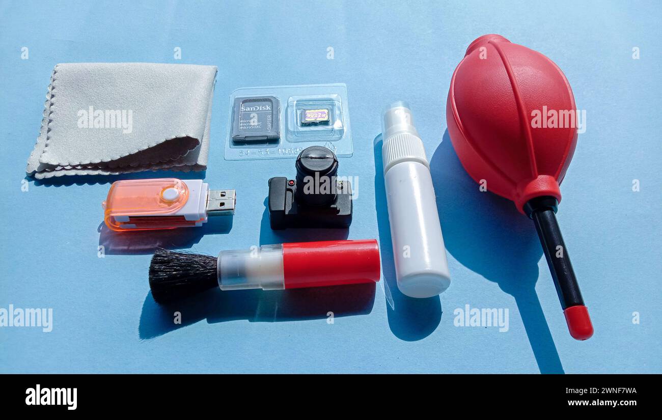 Fotos von einigen elektronischen Arbeitsunterstützungselementen, Flash-Laufwerken in verschiedenen Formen Stockfoto