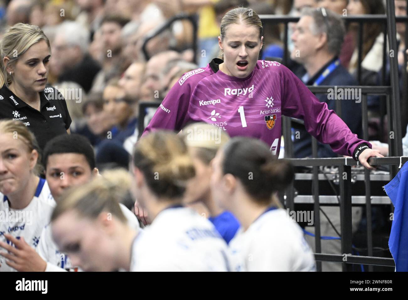 Karlskrona, Schweden. März 2024. KARLSKRONA, SCHWEDEN 20240302Islands Torhüterin Elin Jona Thorsteinsdottir wird beim Qualifikationsspiel der Handball-Europameisterschaft zwischen Schweden und Island in der Brinova Arena in Karlskrona verletzt. Foto: Johan Nilsson/TT/Code 50090 Credit: TT News Agency/Alamy Live News Stockfoto