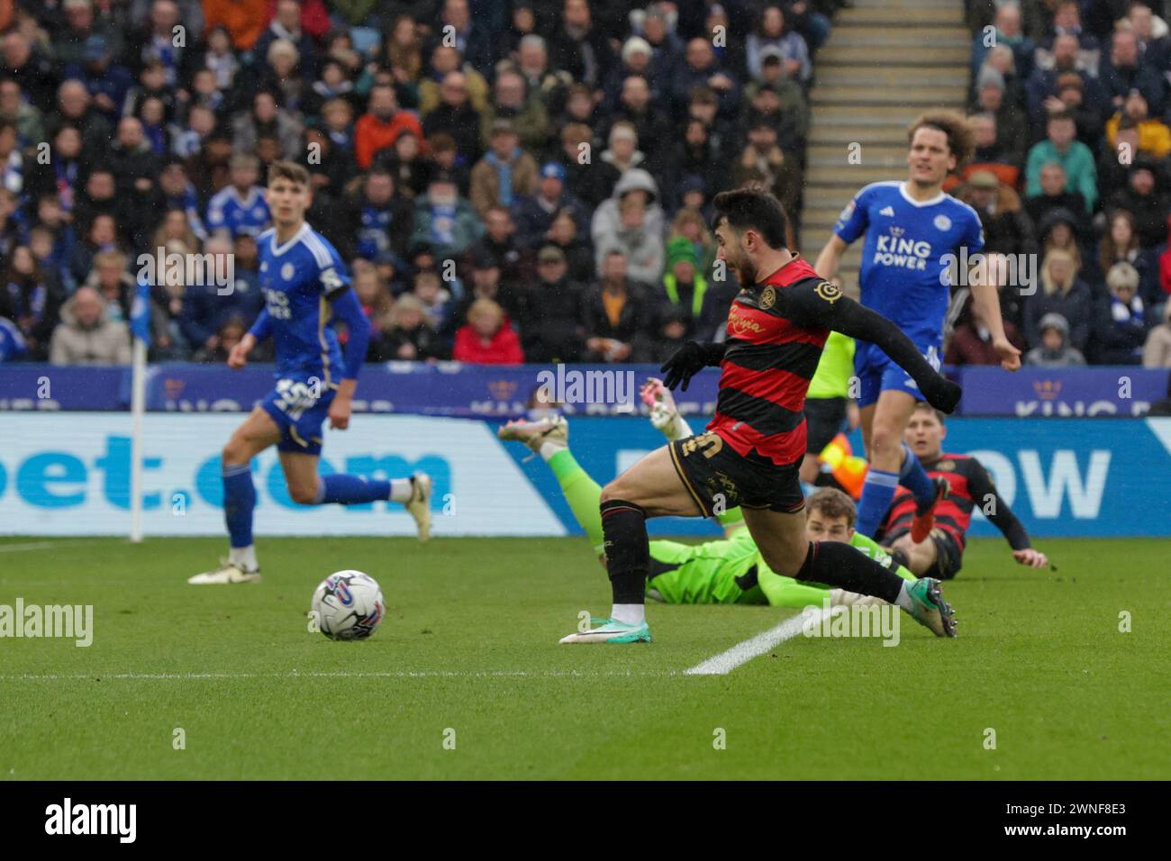 Der Ilias Chair punktet für die Queens Park Rangers, die in der ersten Hälfte des Sky Bet Championship-Spiels zwischen Leicester City und Queens Park Rangers im King Power Stadium, Leicester, am Samstag, den 2. März 2024, die Führung übernehmen und gegen Leicester City mit 1:0 gewinnen. (Foto: John Cripps | MI News) Credit: MI News & Sport /Alamy Live News Stockfoto