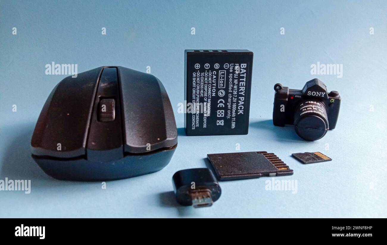Wadaslintang, 24. Februar 2021, Fotospeicherkarte, Maus, Flash-Disk, Kamera-Akku, SD-Karte in schwarzer Speicherkarte, Maus, Blitz, Kamera-Akku, SD c Stockfoto