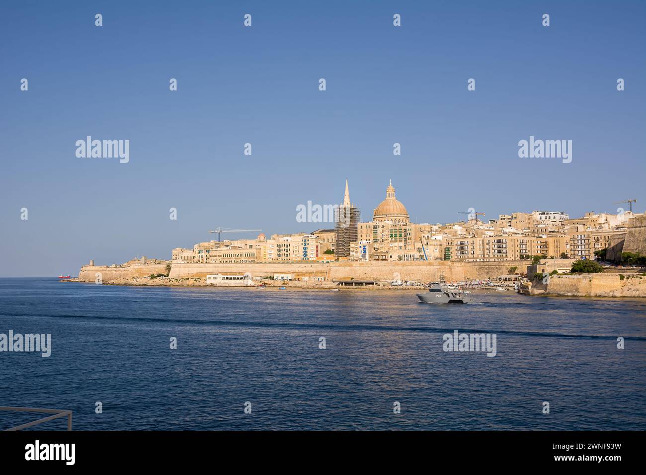 Mdina, Malta - 20. Juni 2023: St. Paul's Cathedral und Valletta von Manoel Island aus gesehen Stockfoto